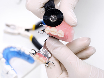 歯科技工士がお口に合わせた入れ歯を作製します